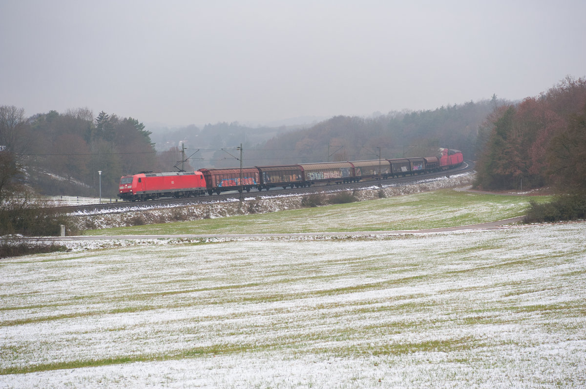185 162 mit einem gemischten Güterzug bei Edlhausen Richtung Regensburg, 22.11.2018