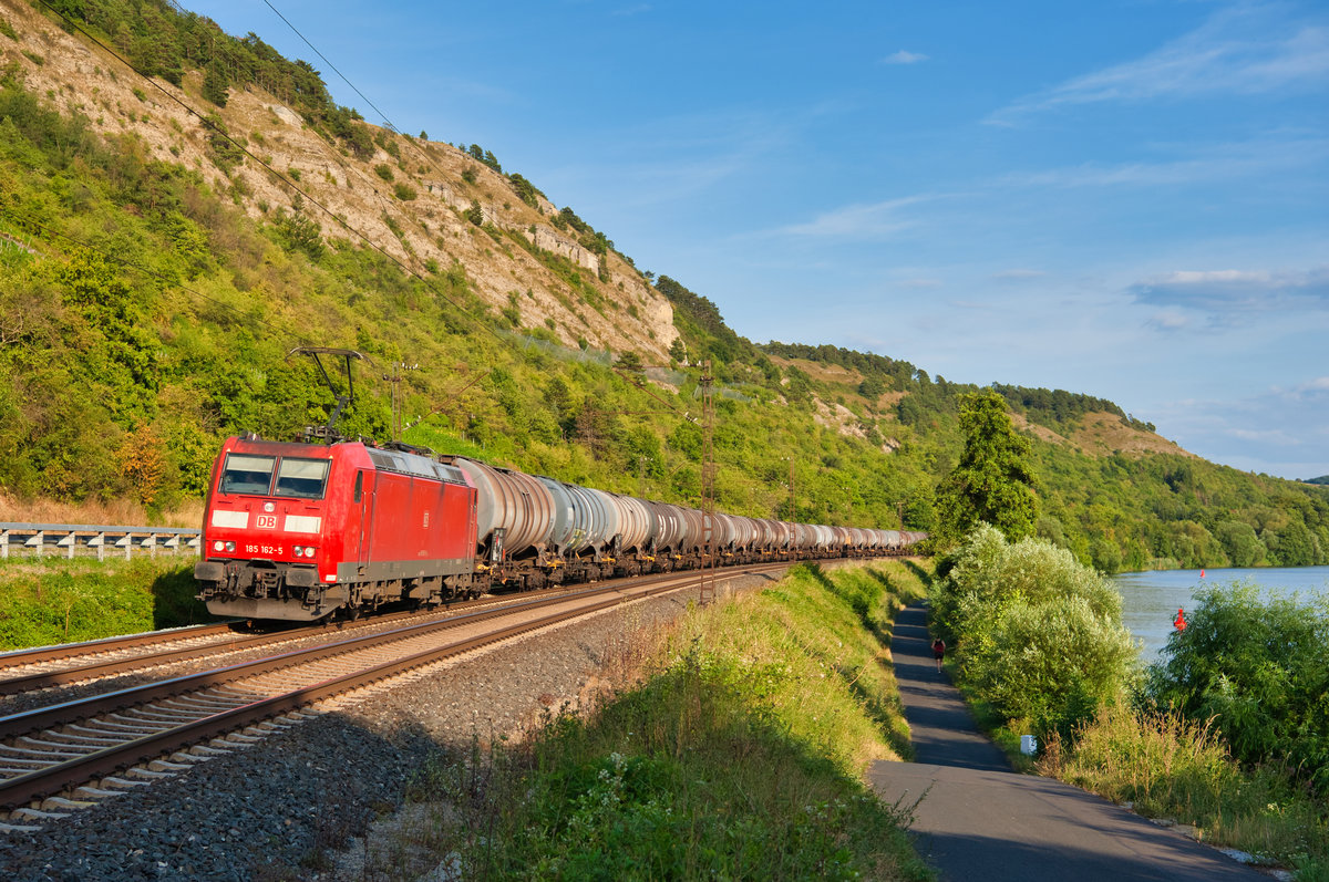 185 162 mit einem Kesselwagenzug bei Gambach Richtung Gemünden, 01.08.2019