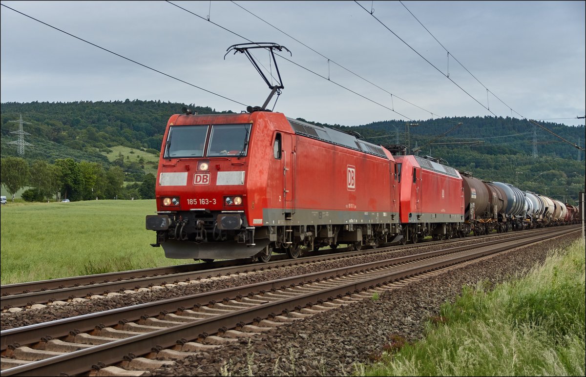 185 163-3 und 145 011-3 ziehen gemeinsam einen gemischten Güterzug in Richtung Würzburg,gesehen am 08.06.2017 bei Reilos.