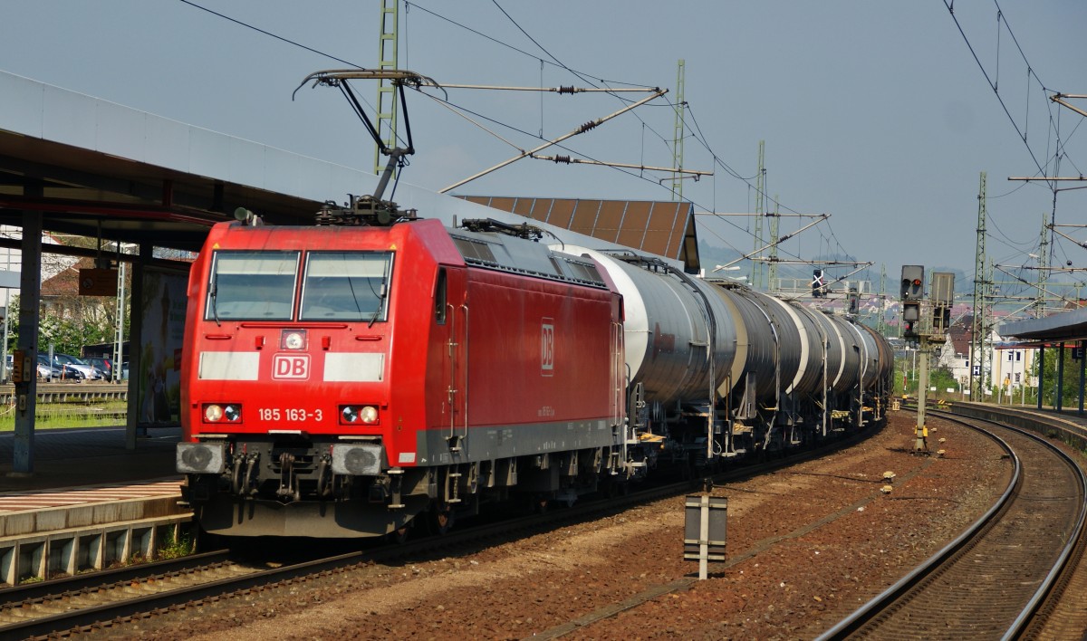 185 163-3 mit einen Kesselzug bei der Durchfahrt in Eisenach am 29.04.14.