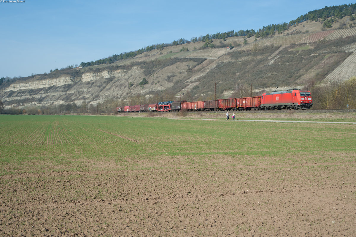 185 163 mit einem gemischten Güterzug bei Thüngersheim Richtung Würzburg, 16.03.2017