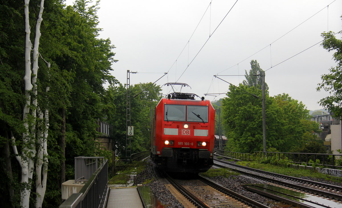 185 166-6 DB kommt aus Richtung Aachen-West mit einem Kohlenzug aus Gent-Zeehaven(B) nach Garching(D) und fährt durch Aachen-Schanz in Richtung Aachen-Hbf,Aachen-Rothe-Erde,Stolberg-Hbf(Rheinland)Eschweiler-Hbf,Langerwehe,Düren,Merzenich,Buir,Horrem,Kerpen-Köln-Ehrenfeld,Köln-West,Köln-Süd. 
Aufgenommen vom Bahnsteig von Aachen-Schanz. 
Bei Regenwetter am Nachmittag vom 17.5.2019.