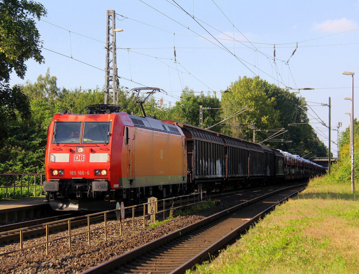185 166-6 DB kommt die Kohlscheider-Rampe hoch aus Richtung Mönchengladbach,Herzogenrath mit einem Audi-VW-Zug aus Osnabrück nach Kortenberg-Goederen(B) und fährt durch Kohlscheid in Richtung Richterich,Laurensberg,Aachen-West. 
Aufgenommen vom Bahnsteig 1 in Kohlscheid. 
Bei Sonnenschein und Wolken am Abend vom 25.6.2018.