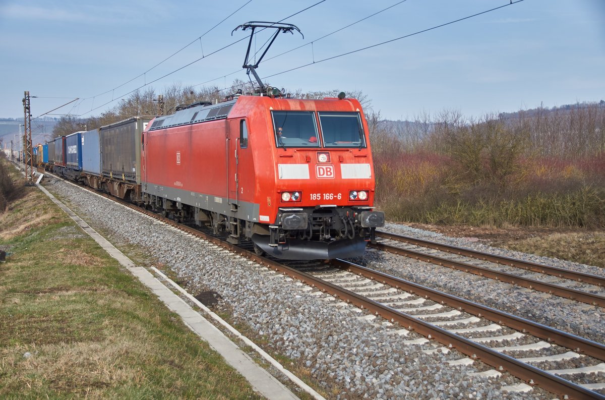 185 166-6 ist mit einen Aufliegerzug in Richtung Süden unterwegs,gesehen am 07.02.2018 bei Würzburg/Süd.
