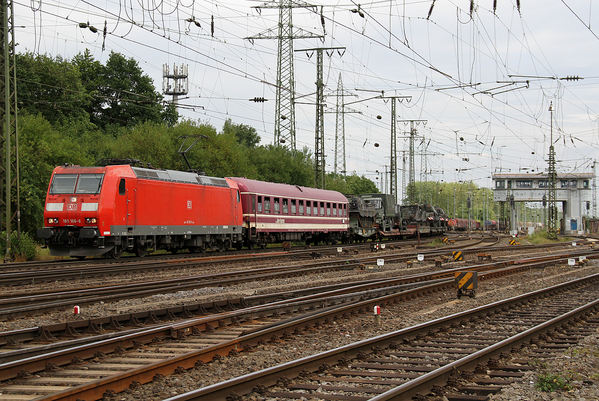 185 166 mit einem Militärzug in Gremberg am 03.07.2017