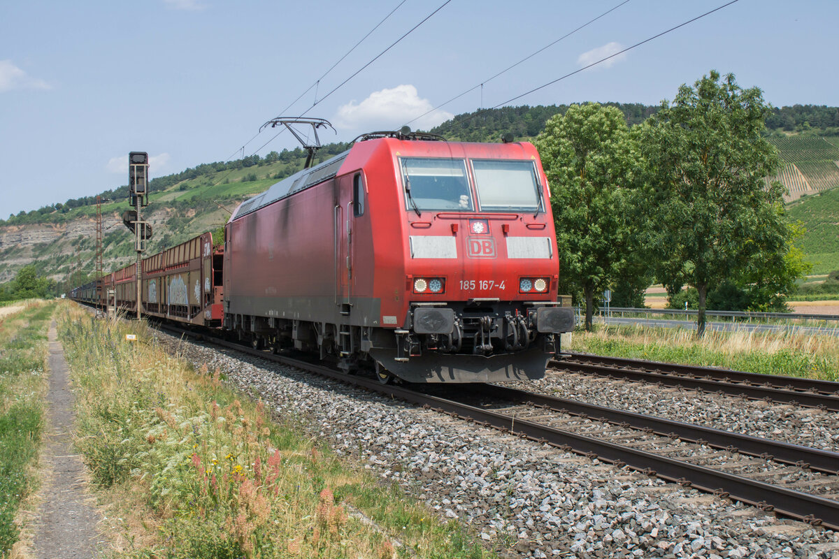 185 167-4 (D) mit einem Autozug am 04.07.2023 in Thüngersheim