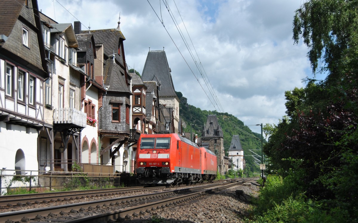 185 167-4 fuhr am 01.07.2013 mit einer 145 im Schlepp durch Bacharach.