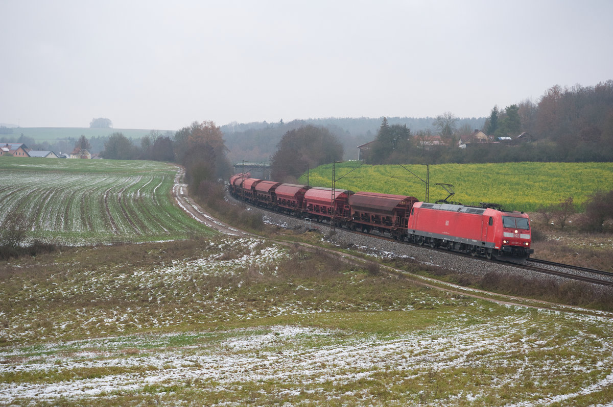 185 167 mit einem Getreidezug bei Edlhausen Richtung Regensburg, 22.11.2018