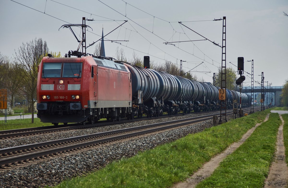 185 168-2 ist am 12.04.16 mit einen Kesselzug bei Thüngersheim unterwegs.