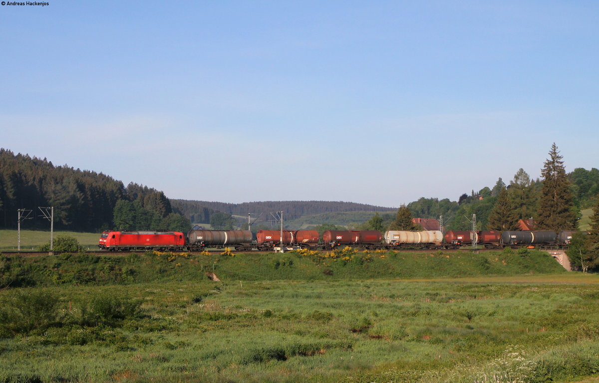 185 168-2 mit dem GC 60482 (Karlsruhe Raffiniere-Rammelswiesen) bei St.Georgen 25.5.18
