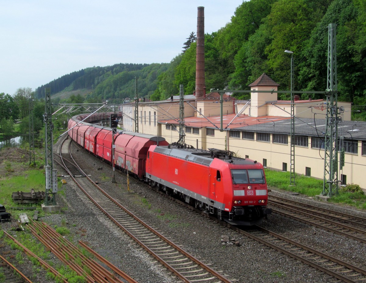 185 168-2 zieht am 06. Mai 2014 einen Ganzzug Talns durch Kronach in Richtung Saalfeld.