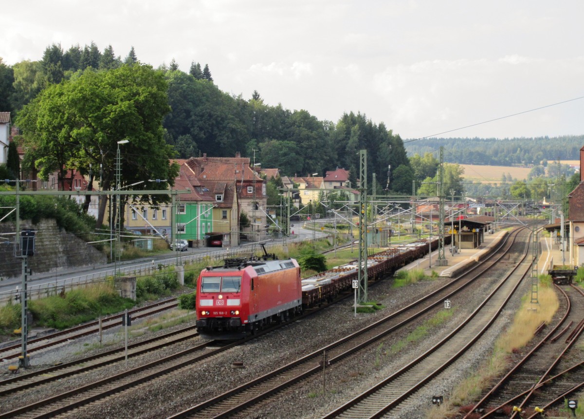 185 168-2 zieht am 16.Juli 2014 einen Schwellenzug durch Kronach in Richtung Lichtenfels.