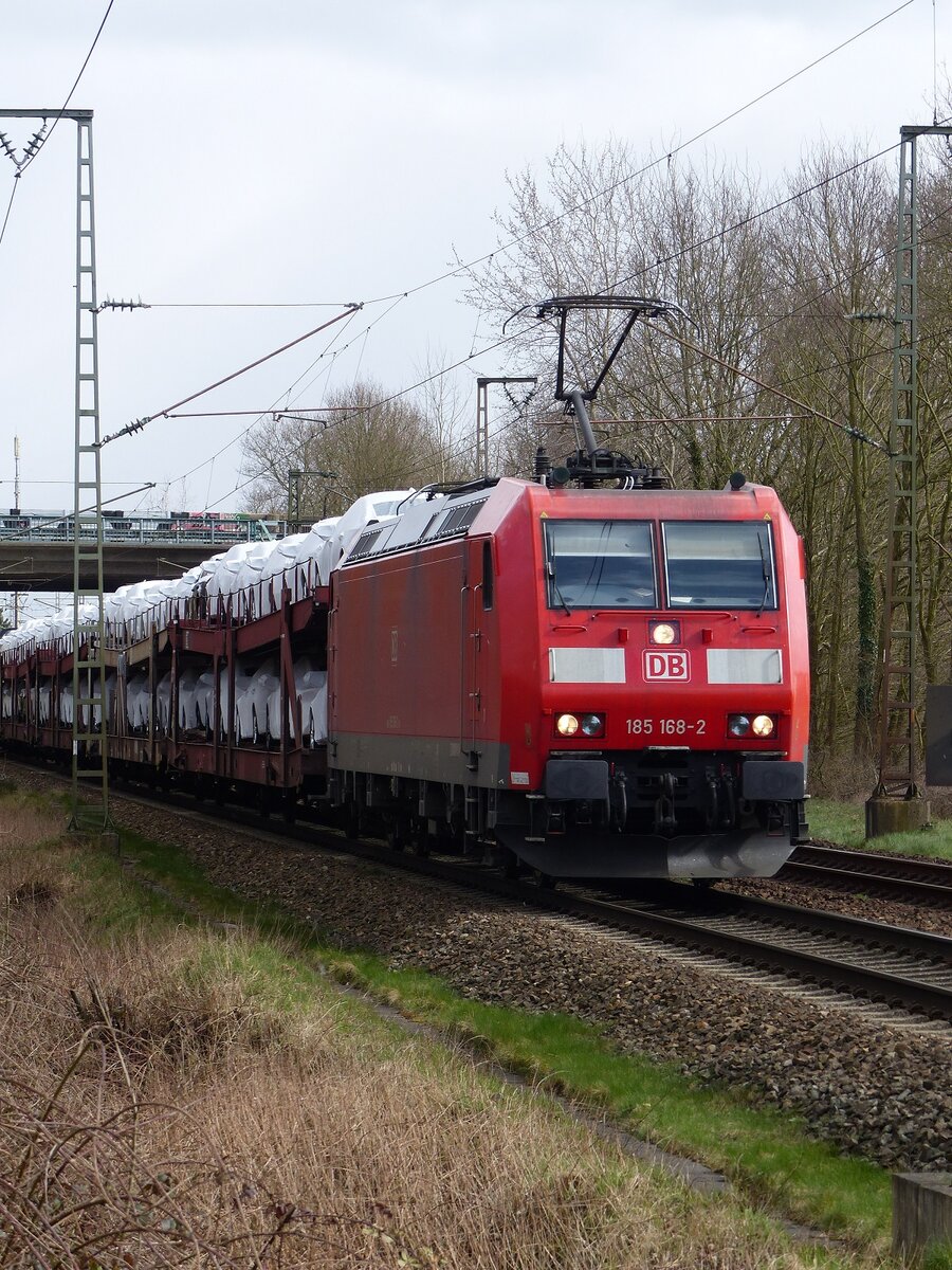 185 168 mit Auto-Ganzzug am BÜ Stoverner Str. in Rheine=Bentlage, 30.03.15