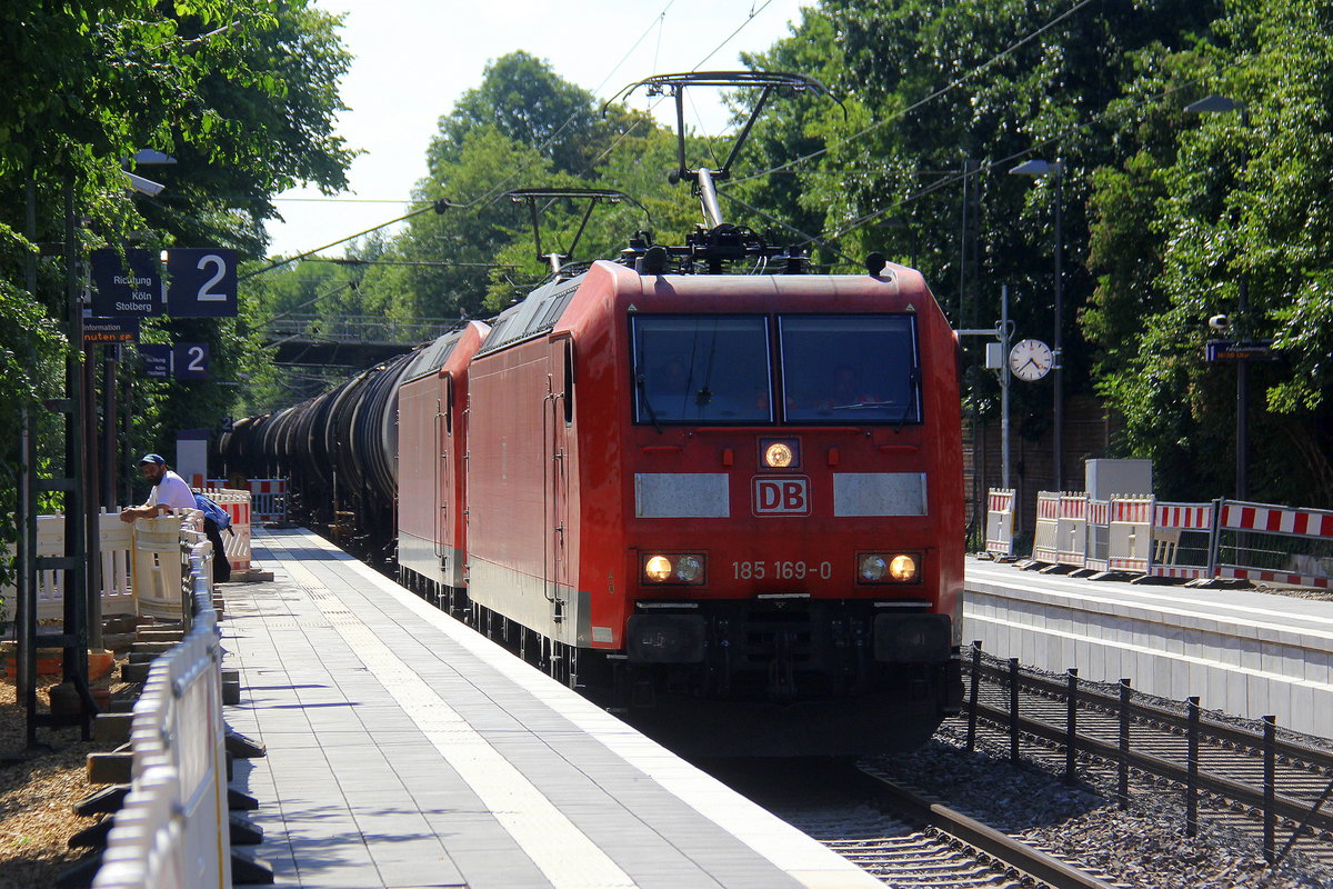 185 169-0 und 185 197-1 beide von DB kommen mit einem Ölzug aus Antwerpen-Petrol(B) nach Basel(CH) und kammen aus Richtung Aachen-West,Aachen-Schanz,Aachen-Hbf,Aachen-Rothe-Erde und fahren durch Aachen-Eilendorf in Richtung Stolberg-Hbf(Rheinland)Eschweiler-Hbf,Langerwehe,Düren,Merzenich,Buir,Horrem,Kerpen-Köln-Ehrenfeld,Köln-West,Köln-Süd. Aufgenommen vom Bahnsteig 2 in Aachen-Eilendorf.
Bei Sommerwetter am Nachmittag vom 13.7.2018.