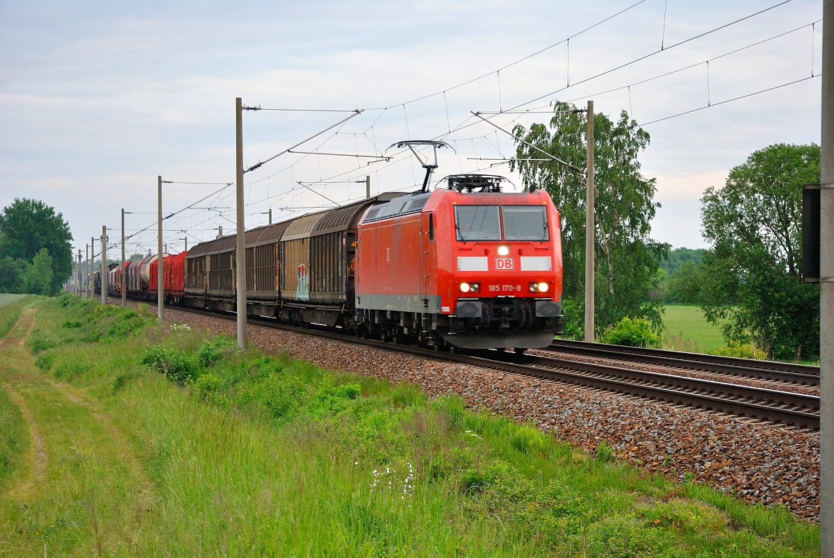 185 170-5 mit gemischten Güterzug bei Zschortau. 21.05.2016