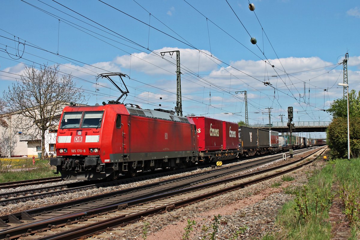 185 170-8 am 18.04.2015 bei der Durchfahrt mit einem Containerzug in Richtung Süden durch Müllheim (Baden).