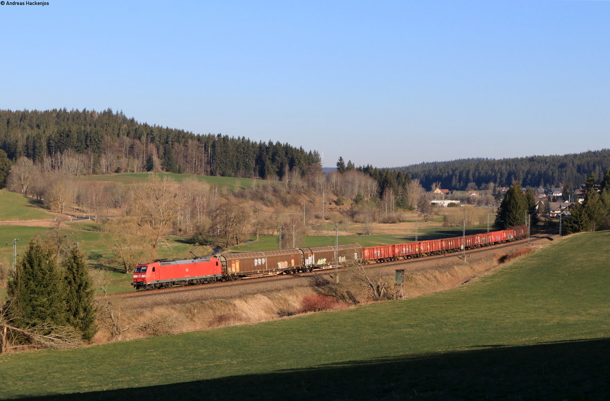 185 170-8 mit dem EZ 52053 (Offenburg Gbf-Villingen(Schwarzw)) bei Stockburg 25.3.20
