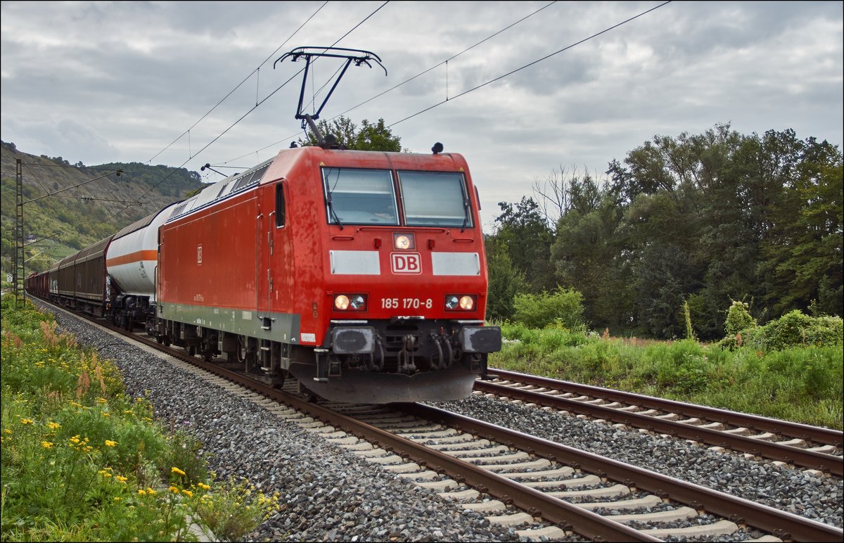 185 170-8 ist mit einen gemischten Güterzug bei Gambach am 08.09.2017 in Richtung Norden unterwegs.