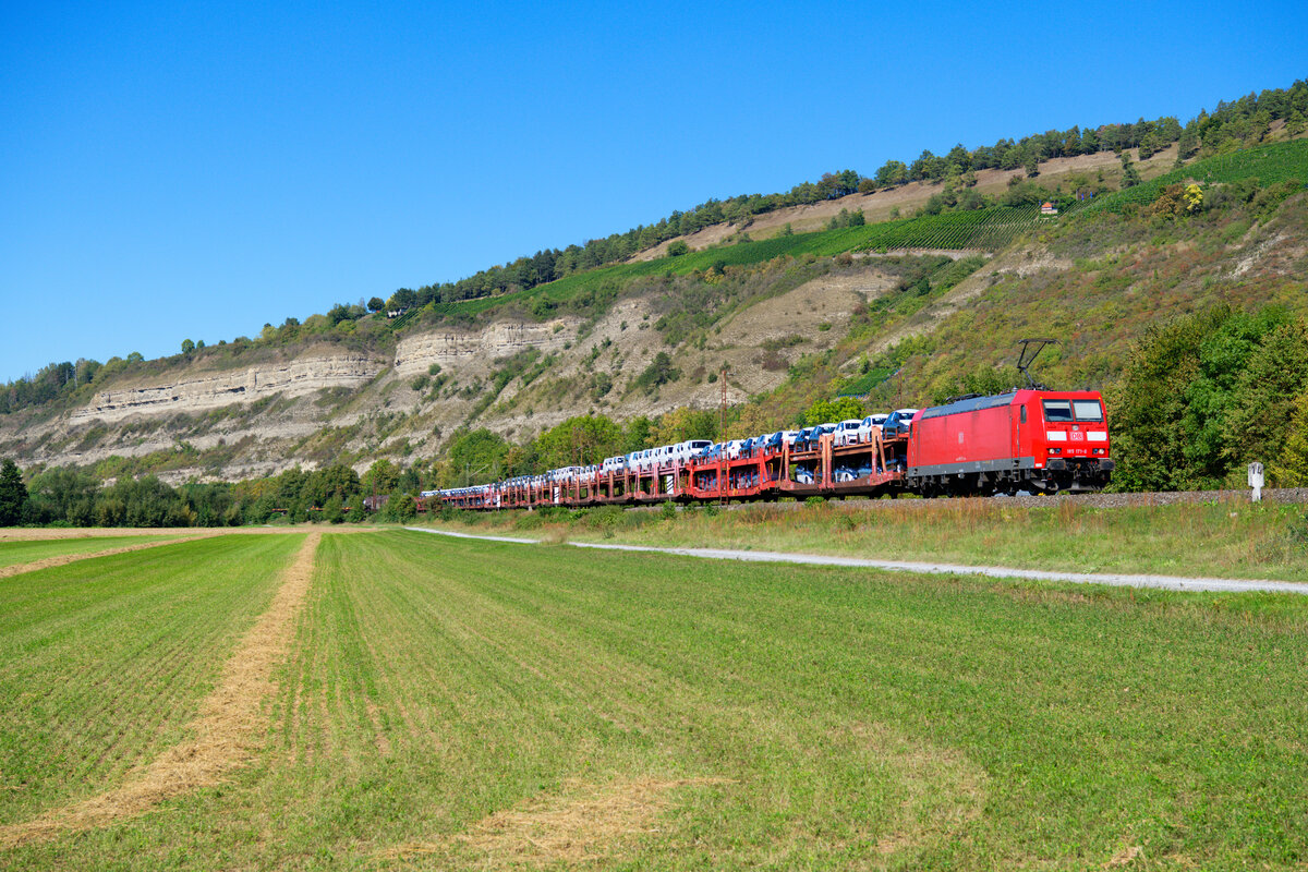 185 171 DB Cargo mit einem Autotransportzug bei Thüngersheim Richtung Würzburg, 09.09.2020