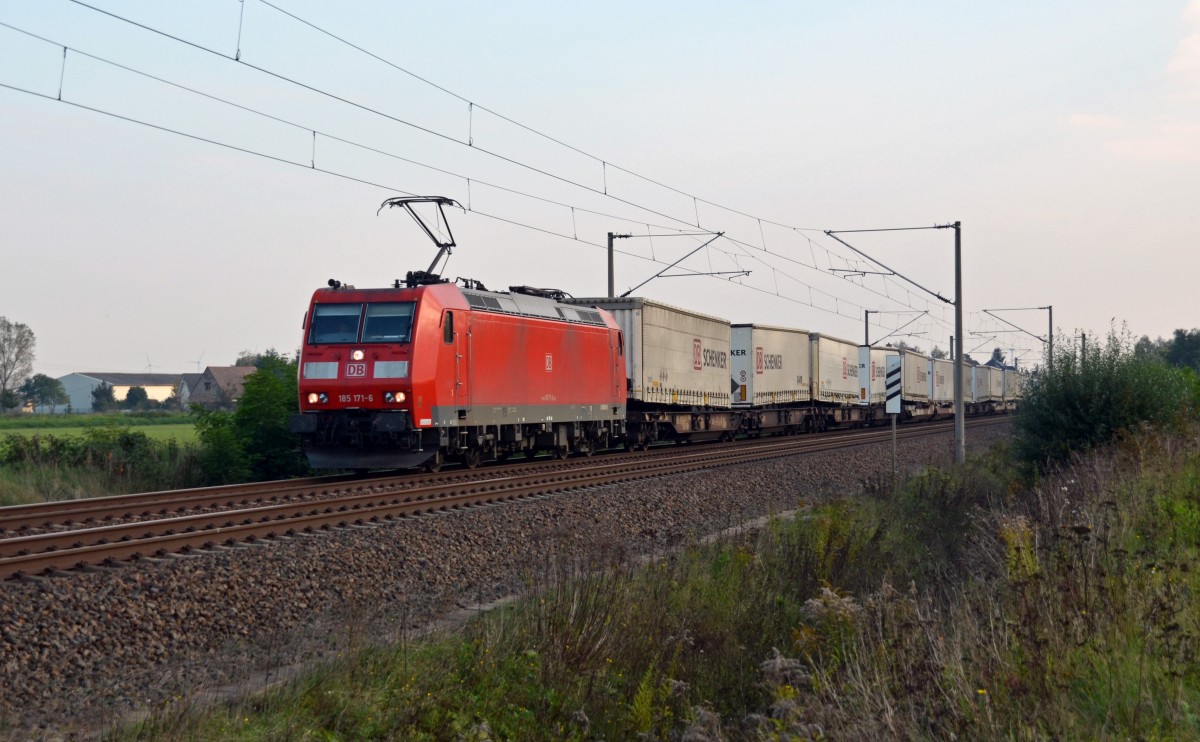 185 171 zog am 05.10.14 einen Zug des kombinierten Verkehrs durch Zschortau Richtung Bitterfeld.