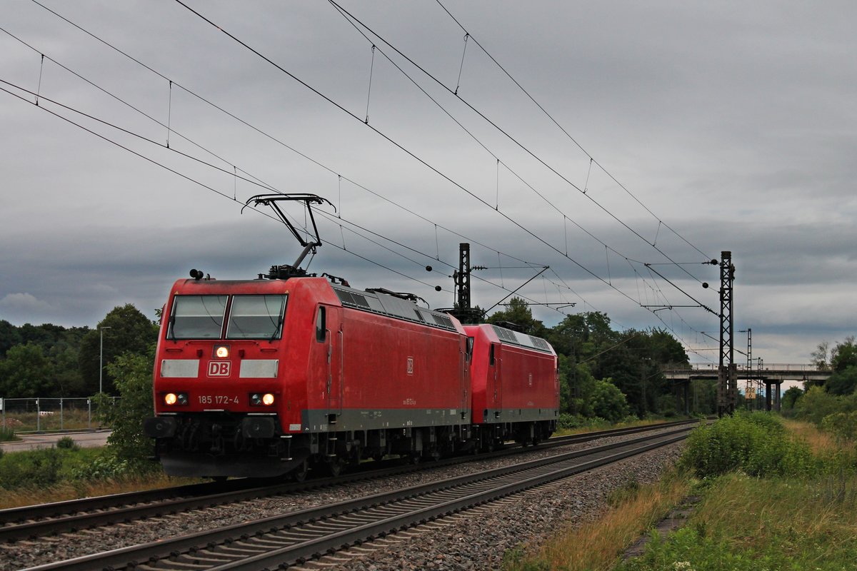 185 172-4 am Nachmittag des 27.07.2017 zusammen mit 145 044-4 als Lokzug aus Basel Bad Rbf, als sie bei Buggingen durchs Markgräflerland gen Norden fuhren.