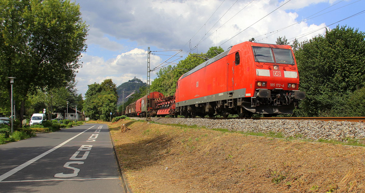 185 172-4 DB  kommt aus Richtung Köln mit einem langen gemischten Güterzug aus Köln-Gremberg(D) nach Mannheim und fährt in Richtung Koblenz auf der Rechte Rheinstrecke KBS 465 bei Bad-Honnef am Rhein. Aufgenommen auf der Rechten Rheinstrecke in Bad-Honnef(am Rhein). Bei Sommerwetter am Nachmittag vom 31.7.2018.