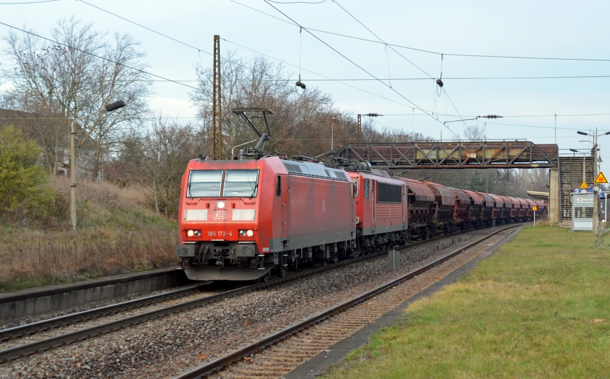 185 172 hatte neben ihrem Ganzzug Schwenkdachwagen noch die Wagenlok 155 211 am 18.12.13 im Zugverband. Hier passiert sie Schkopau auf der Fahrt Richtung Naumburg(S).