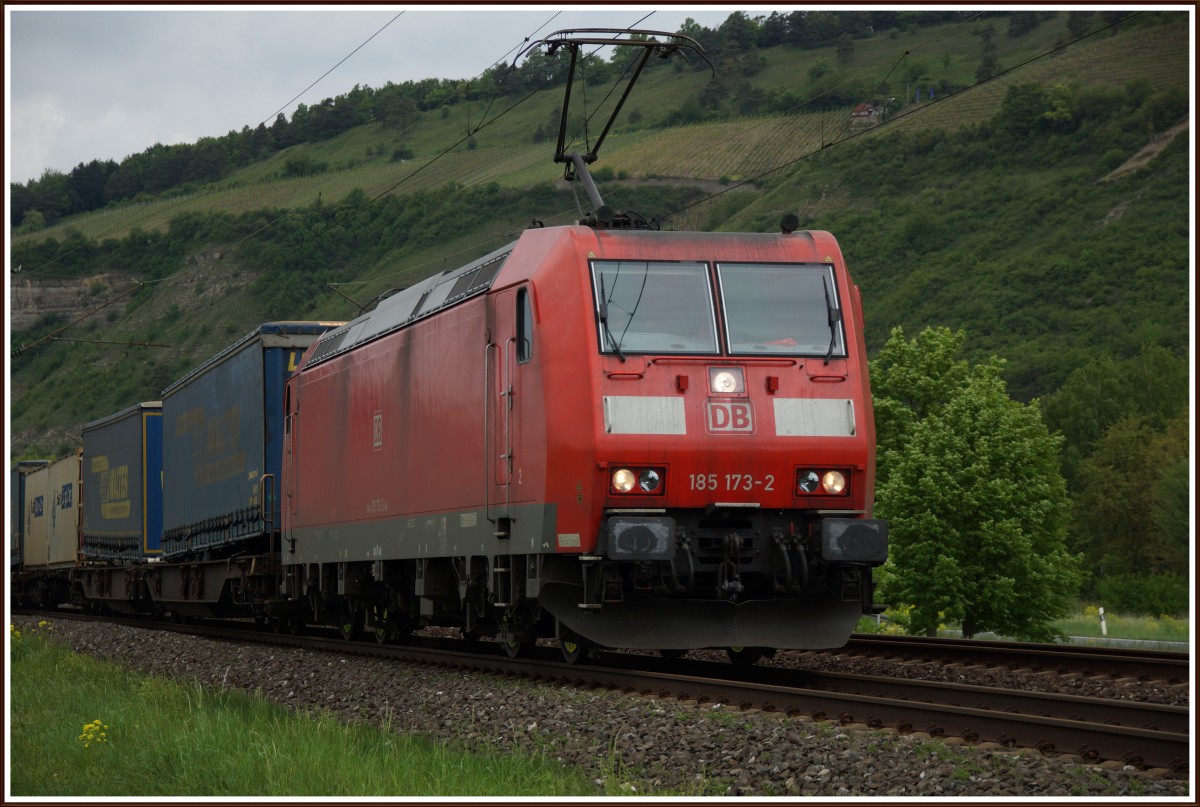 185 173-2 ist am 08.05.14 bei Thüngersheim mit einen Aufliegerzug unterwegs.