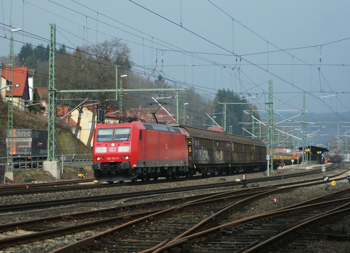 185 174-0 zieht am 06.Mrz 2014 einen gemischten Gterzug durch Kronach in Richtung Lichtenfels.