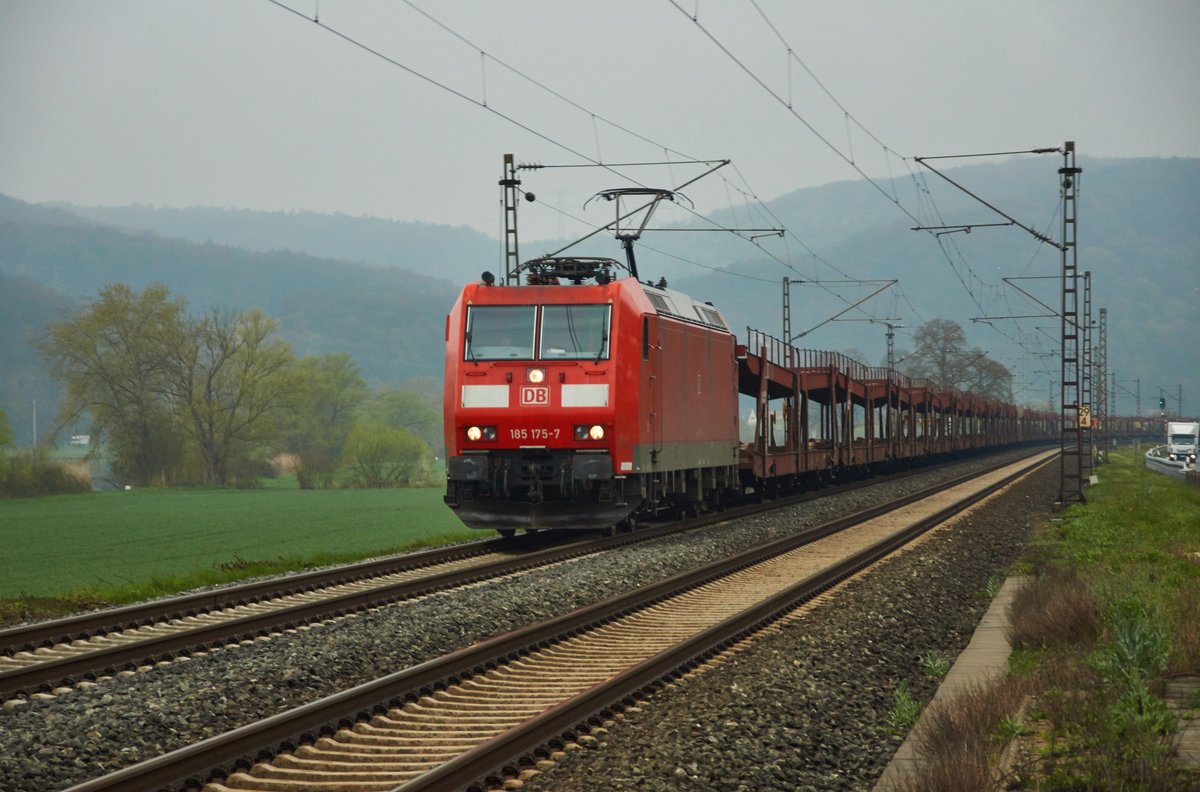 185 175-7 ist am 12.04.16 mit einen leeren Autozug bei Gambach zu sehen.