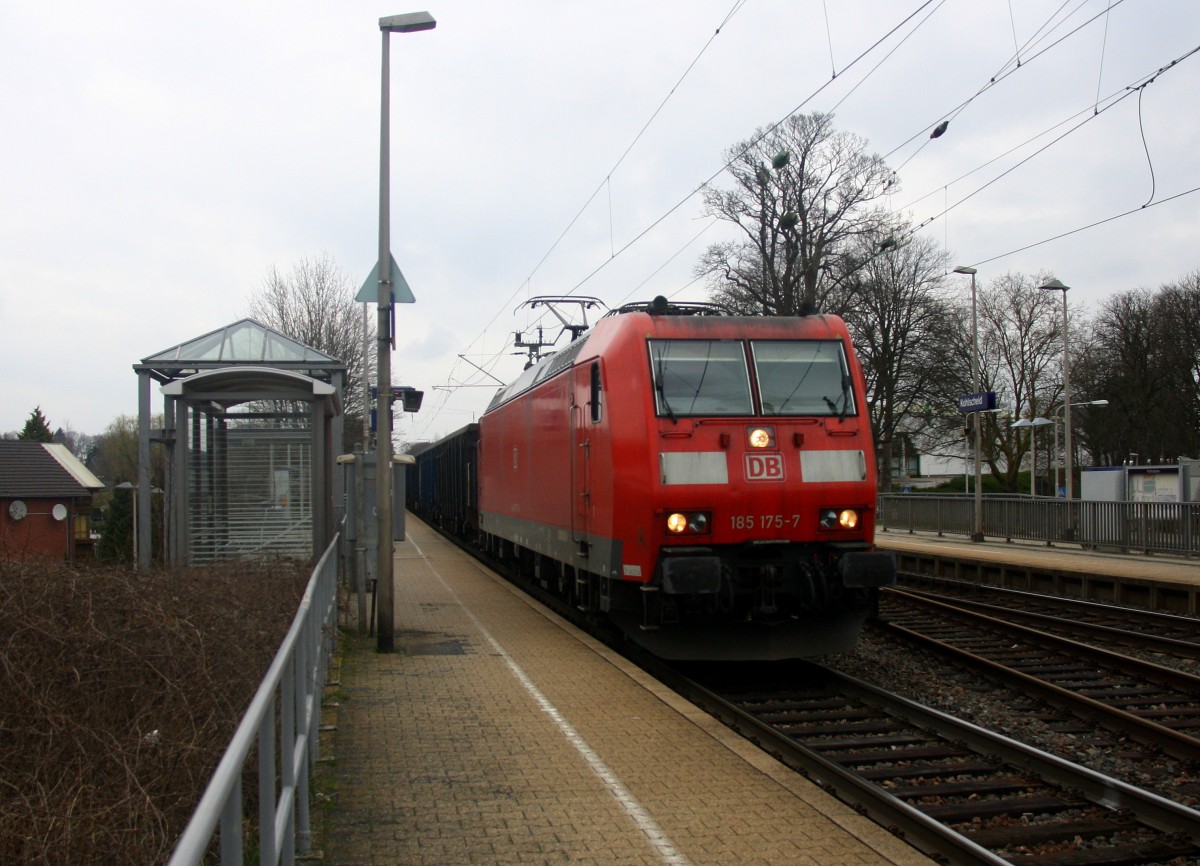 185 175-7 DB  kommt durch Kohlscheid mit einem Kurzen  Schrottzug aus Polen nach nach Aachen-West  und fährt die Kohlscheider-Rampe hoch nach Aachen-West und fährt in Richtung Richterich,Laurensberg,Aachen-West.
Bei Sonne und Wolken am Nachmittag vom 6.4.2015.