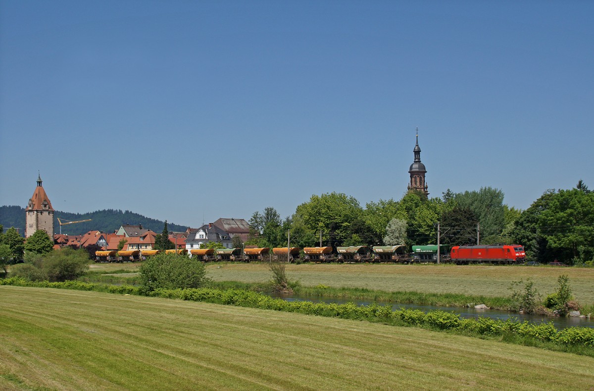 185 175-7 mit Kieszug GB 61819 Friesenheim(Baden) - Villingen(Schwarzwald) vor dem Stadtbild von Gengenbach. 06.06.13