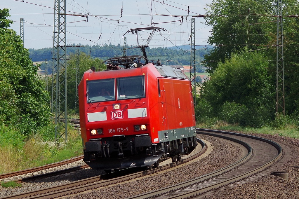185 175 DB Schenker als Tfzf am 15.08.2013 in Gtzenhof gen Fulda. 