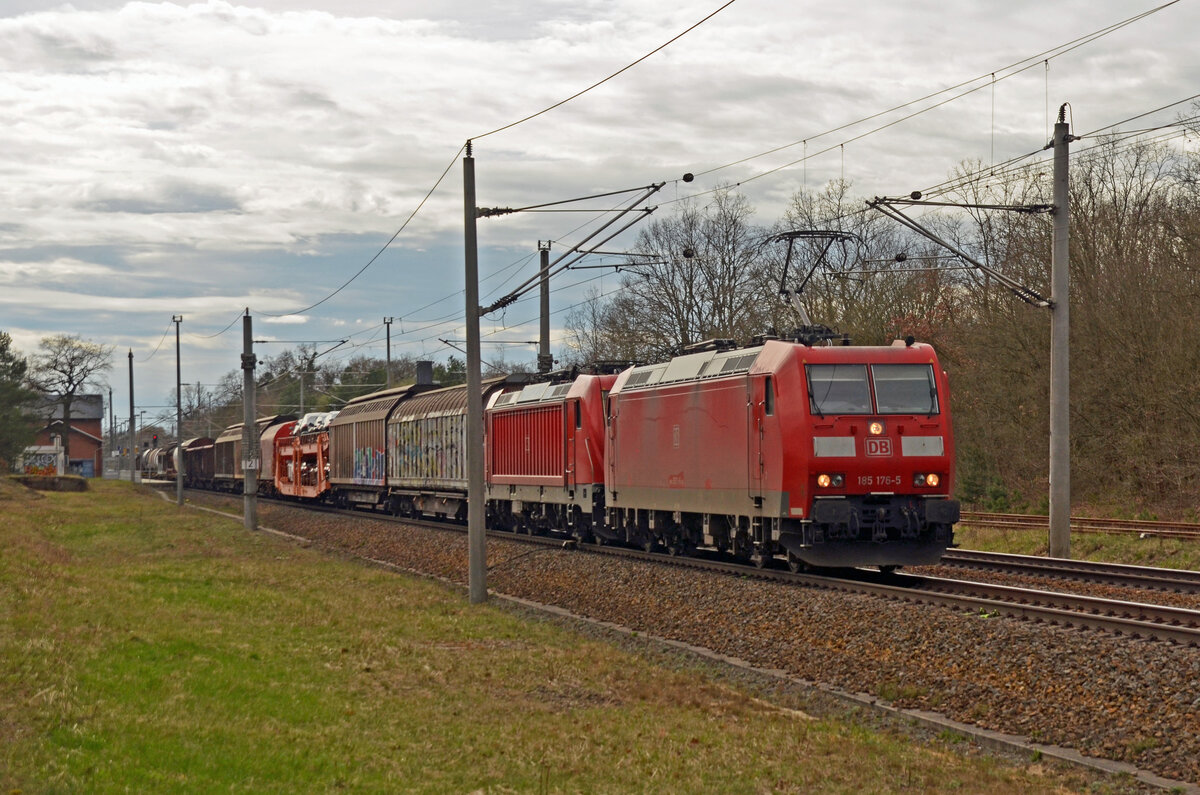 185 176 führte am 29.03.24 einen gemischten Güterzug durch Burgkemnitz Richtung Wittenberg. Als Wagenlok lief 187 148 kalt mit.