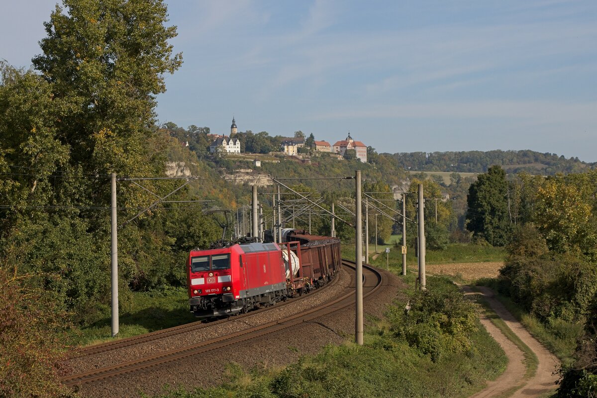 185 177-3 zieht einen gemischten Güterzug an den Dornburger Schlössern vorbei in Richtung Jena (06.10.2023) 