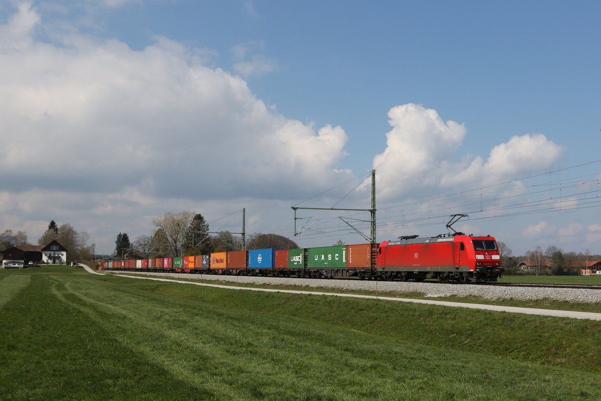 185 177 war am 16. April 2021 mit einem Containerzug bei Übersee am Chiemsee in Richtung Salzburg unterwegs.