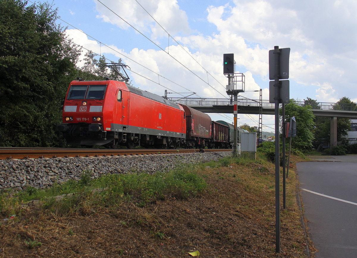 185 178-1 DB  kommt aus Richtung Koblenz mit einem gemischten Güterzug aus Süden nach Köln-Gremberg  und fährt durch Bad-Honnef am Rhein in Richtung Köln. 
Aufgenommen auf der Rechten Rheinstrecke in Bad-Honnef(am Rhein).
Bei Sommerwetter am Nachmittag vom 31.7.2018.