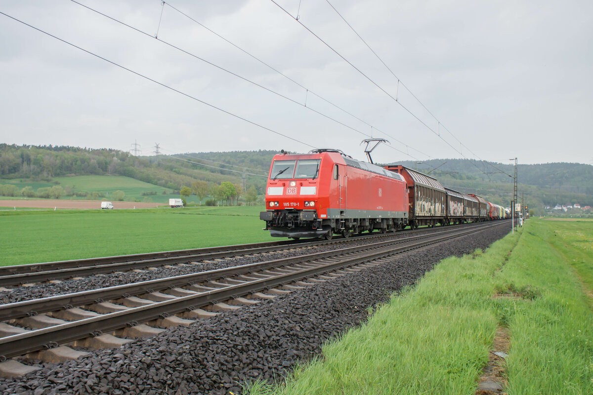 185 178-1 mit einem Mischer in Richtung Süden unterwegs,bei Reilos am 04.05-2022
