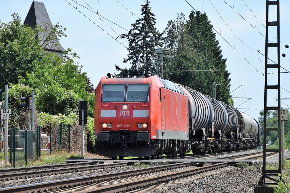 185 178-1 unterwegs bei Leutesdorf beim Bahnübergang bei Km 126.5 am 22.07.2019.