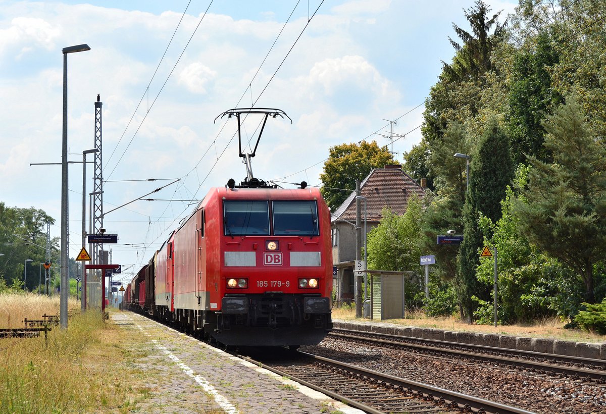 185 179-9 hat mit ihrem Güterzug die Steigung nach Medewitz bezwungen und fährt nun durch Medewitz weiter gen Wiesenburg nach Seddin.

Medewitz 27.07.2018