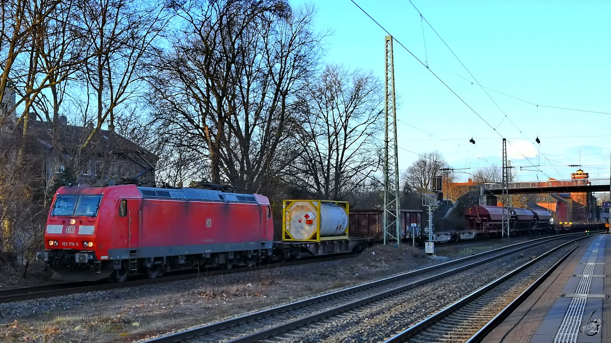 185 179-9 zog Mitte März 2021 einen gemischten Güterzug durch Wuppertal-Unterbarmen.