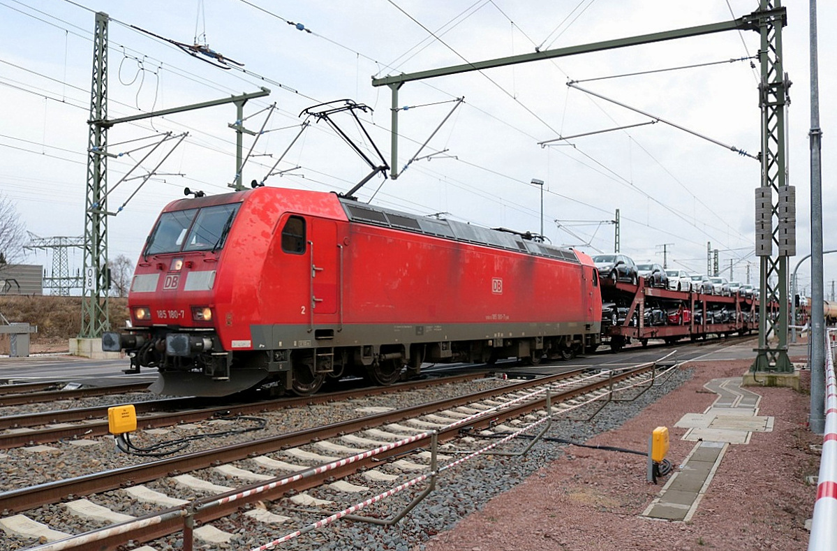 185 180-7 DB als gemischter Gz durchfährt Halle (Saale), Karl-von-Thielen-Straße, in nördlicher Richtung. Aufgenommen an selbigem Bahnübergang. [28.12.2017 | 14:43 Uhr]