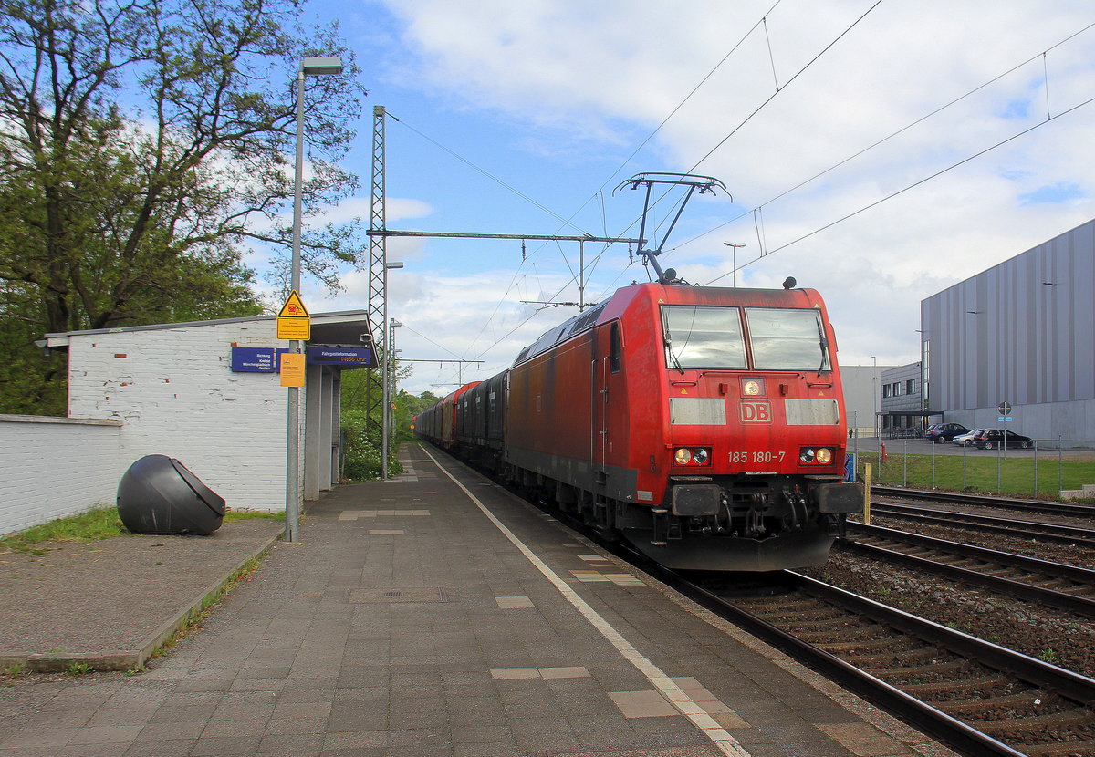 185 180-7 DB kommt mit einem Aluzug aus Göttingen nach Nievenheim und kommt aus Richtung Duisburg-Hochfeld-Süd und fährt durch Duisburg-Rheinhausen-Ost in Richtung Duisburg-Rheinhausen,Rheinhausen,Krefeld-Hohenbudberg-Chempark,Krefeld-Uerdingen,Krefeld-Linn,Krefeld-Oppum,Meerbusch,Neuss. 
Aufgenommen vom Bahnsteig in Duisburg-Rheinhausen-Ost. 
Bei Sonne und Regenwolken am Nachmittag vom 30.4.2018.