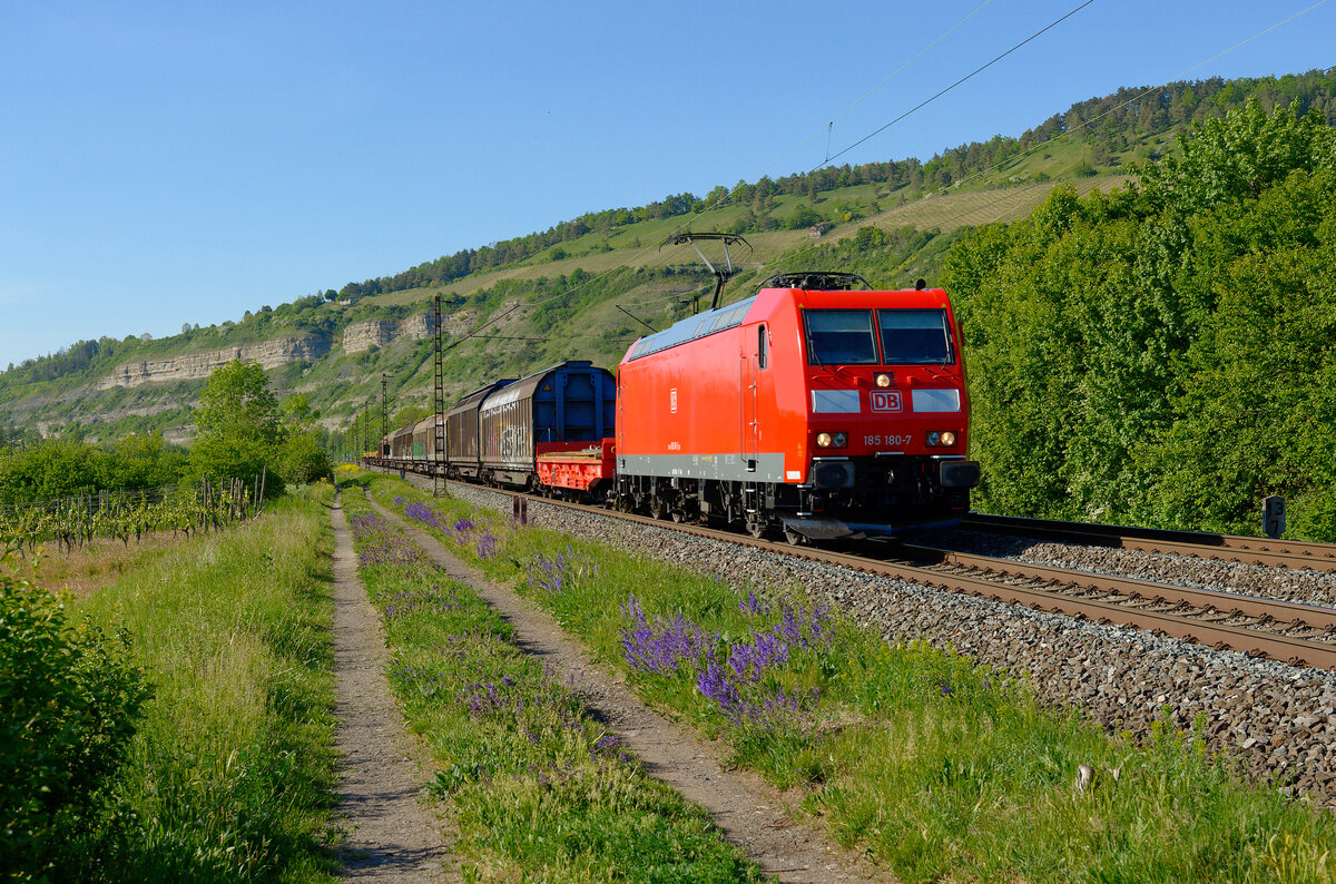 185 180 mit einem gemischten Güterzug bei Thüngersheim Richtung Würzburg, 07.05.2020