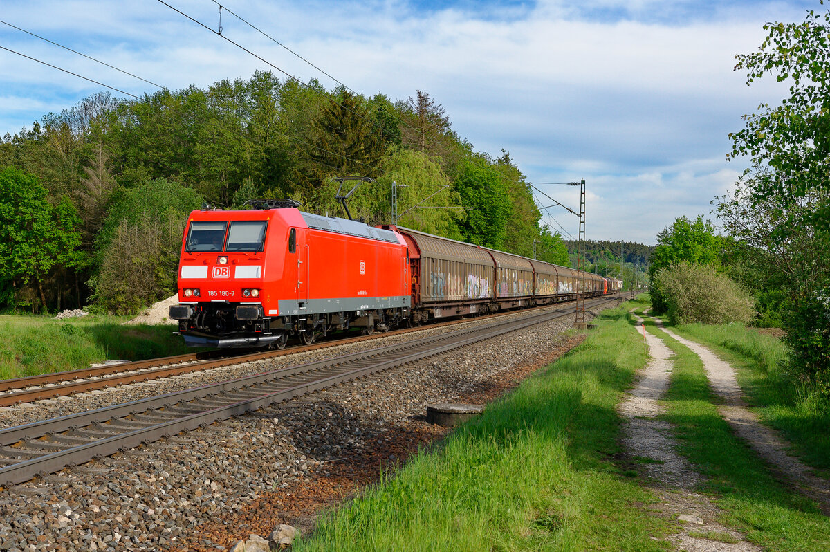 185 180 mit der Übergabe aus Plattling nach Nürnberg Rbf bei Postbauer-Heng, 12.05.2020