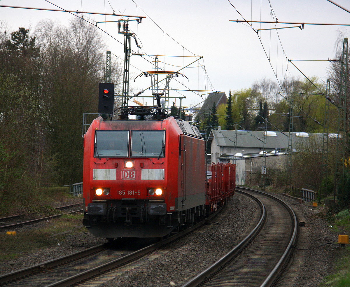 185 181-5 DB kommt aus Richtung Aachen-West,Laurensberg,Richterich,Kohlscheid,Herzogenrath,Hofstadt,Finkenrath,Rimburg,Übach-Palenberg,Zweibrüggen,Frelenberg,Geilenkirchen,Süggerrath,Lindern,Brachelen,Hückelhoven-Baal,Baal mit einem Güterzug aus Belgien nach Neuss  und fährt durch Erkelenz in Richtung Herrath,Beckrath,Wickrath,Rheydt-Hbf,Mönchengladbach-Hbf. 
Aufgenommen vom Bahnsteig 1 in Erkelenz. 
Bei Wolken am Nachmittag vom 20.3.2017.
