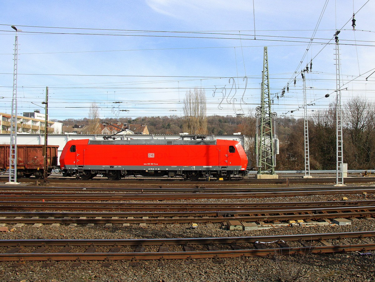 185 182-3 DB fährt mit einem Kurzen Schrottzug aus Genk(B) nach Köln-Gremberg bei der Ausfahrt aus Aachen-West und fährt in Richtung Aachen-Schanz,Aachen-Hbf,Köln. Aufgenommen vom Bahnsteig in Aachen-West bei schönem Frühlingswetter am 7.3.2015. 