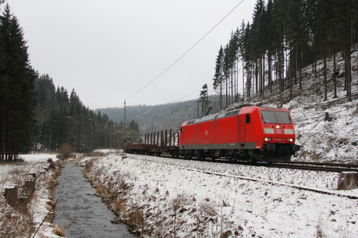185 182-3 DB Schenker auf der Frankenwaldrampe bei Steinbach am 24.01.2015.
