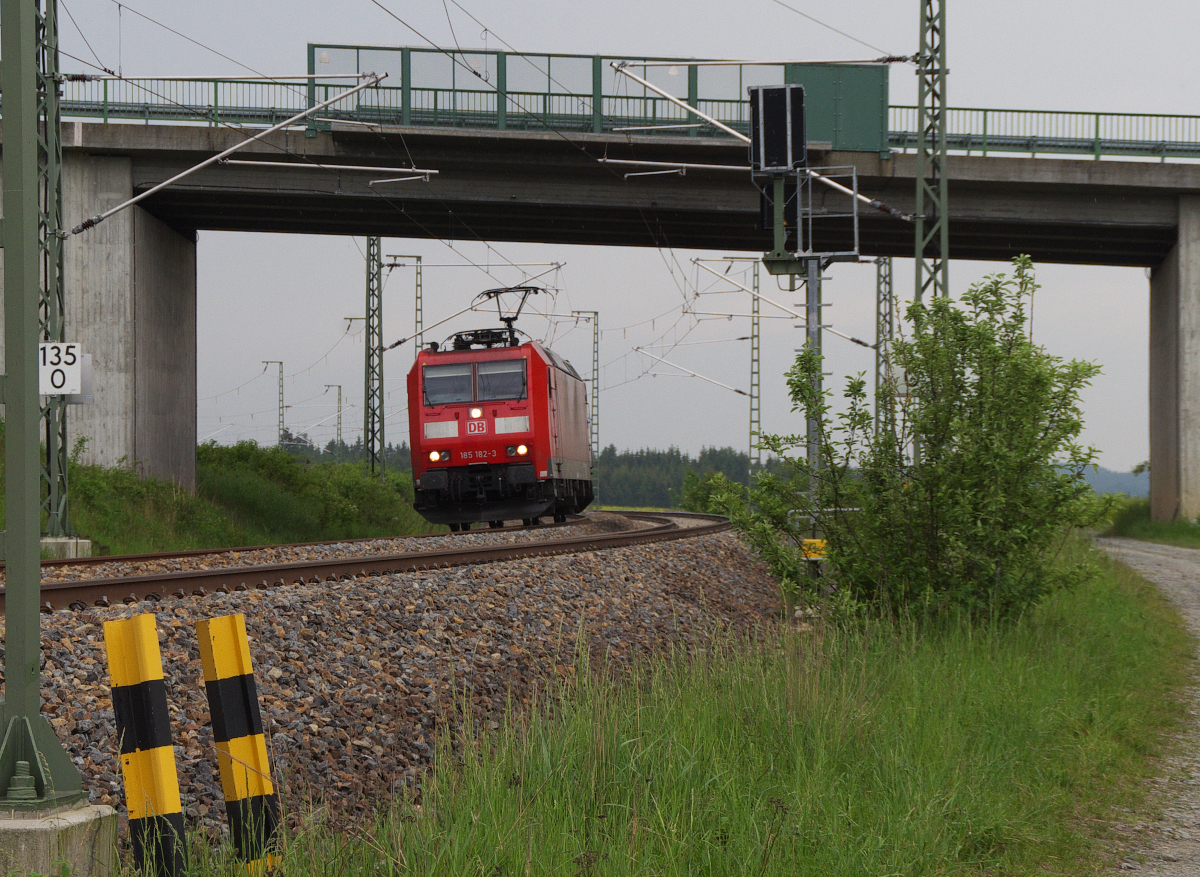 185 182-3 ist Lz aus Richtung Hof kommend im Vogtland unterwegs. Gleich wird die den Bahnhof Schönberg Vogtland durchfahren. Aus Richtung Thüringen braut sich ein Gewitter zusammen. Bahnstrecke 6362 Leipzig - Hof bei Kornbach im sächsischen Vogtland. 28.05.2016