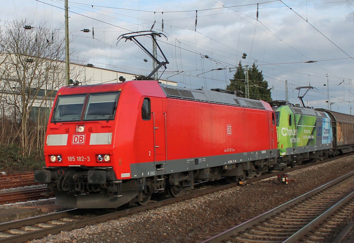 185 182-3 mit 185 152-6 am 5.3.2015 als Doppeltraktion mit einem gemischten Güterzug in Groß-Gerau